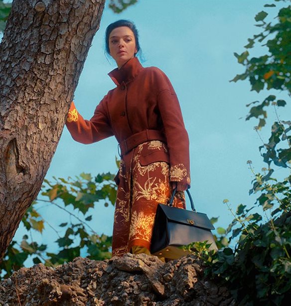 &#x39F; Luca Guadagnino &#x3C3;&#x3BA;&#x3B7;&#x3BD;&#x3BF;&#x3B8;&#x3B5;&#x3C4;&#x3B5;&#x3AF; &#x3C4;&#x3B7;&#x3BD; SS21 &#x3BA;&#x3B1;&#x3BC;&#x3C0;&#x3AC;&#x3BD;&#x3B9;&#x3B1; &#x3C4;&#x3BF;&#x3C5; Salvatore Ferragamo