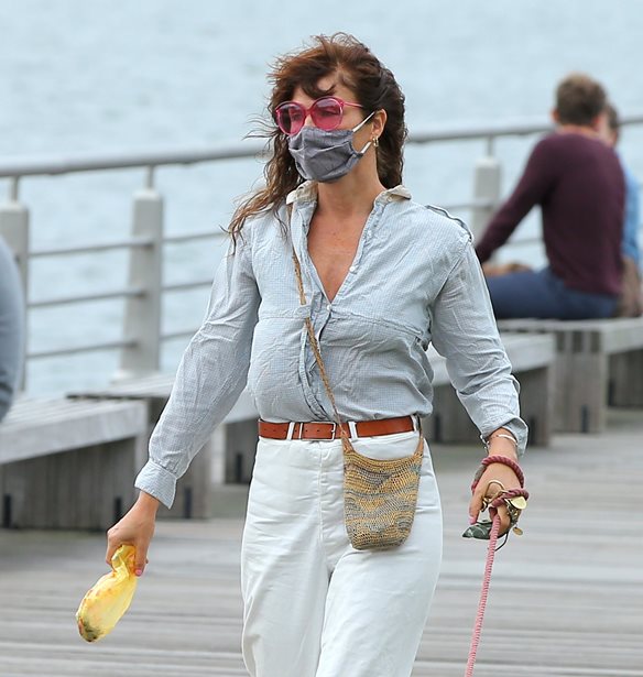 Helena Christensen: &#x397; chic &#x3C6;&#x3B8;&#x3B9;&#x3BD;&#x3BF;&#x3C0;&#x3C9;&#x3C1;&#x3B9;&#x3BD;&#x3AE; &#x3B5;&#x3BC;&#x3C6;&#x3AC;&#x3BD;&#x3B9;&#x3C3;&#x3B7; &#x3BC;&#x3B5; &#x3BB;&#x3B5;&#x3C5;&#x3BA;&#x3CC; &#x3C0;&#x3B1;&#x3BD;&#x3C4;&#x3B5;&#x3BB;&#x3CC;&#x3BD;&#x3B9;