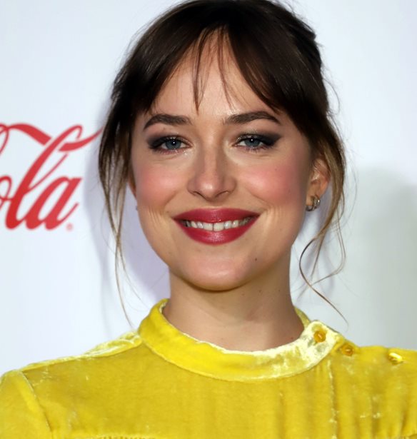 Dakota Johnson: &#x388;&#x3C7;&#x3B5;&#x3B9; &#x3C4;&#x3BF; &#x3C4;&#x3AD;&#x3BB;&#x3B5;&#x3B9;&#x3BF; trick &#x3B3;&#x3B9;&#x3B1; &#x3B5;&#x3CD;&#x3BA;&#x3BF;&#x3BB;&#x3BF; cat eye look