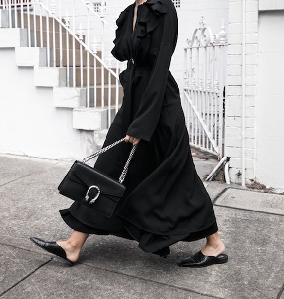 Μίνιμαλ στυλ: 7 bloggers που φορούν μόνο μαύρο, λευκό, γκρι και denim