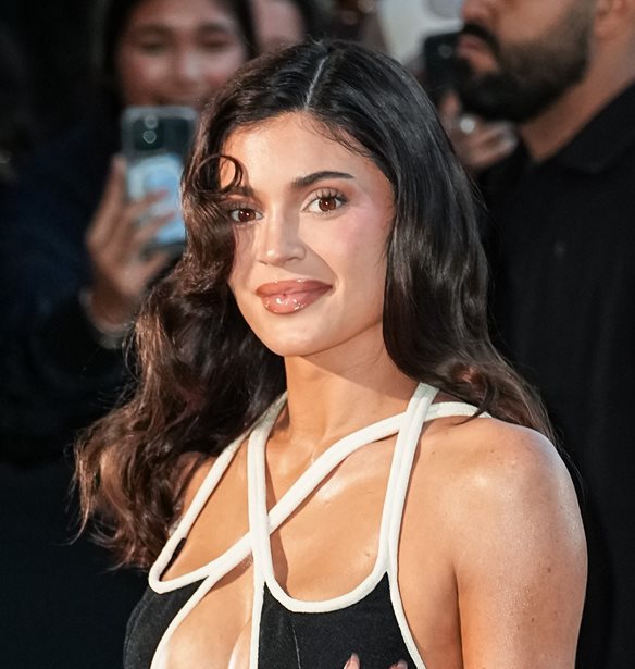 Kylie Jenner | &#x3A4;&#x3BF; mini trench &#x3C4;&#x3B7;&#x3C2; &#x3B5;&#x3AF;&#x3BD;&#x3B1;&#x3B9; &#x3C4;&#x3BF; &#x3C0;&#x3B9;&#x3BF; chic &#x3C0;&#x3B1;&#x3BD;&#x3C9;&#x3C6;&#x3CC;&#x3C1;&#x3B9; &#x3B1;&#x3C5;&#x3C4;&#x3AE;&#x3C2; &#x3C4;&#x3B7;&#x3C2; &#x3C3;&#x3B5;&#x3B6;&#x3CC;&#x3BD;