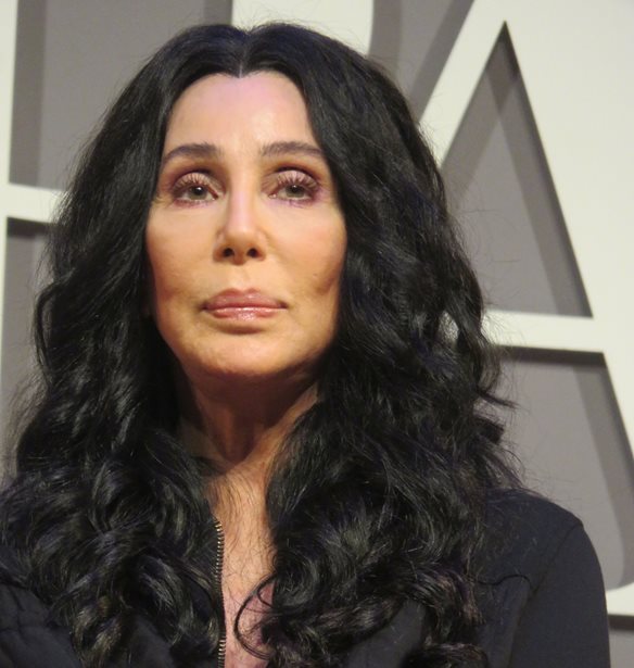 Cher | &#x3A3;&#x3C5;&#x3BD;&#x3B5;&#x3C1;&#x3B3;&#x3AC;&#x3B6;&#x3B5;&#x3C4;&#x3B1;&#x3B9; &#x3BC;&#x3B5; &#x3C4;&#x3BF;&#x3BD; &#x3BF;&#x3AF;&#x3BA;&#x3BF; Versace &#x3B3;&#x3B9;&#x3B1; &#x3C4;&#x3BF;&#x3BD; &#x39C;&#x3AE;&#x3BD;&#x3B1; &#x3A5;&#x3C0;&#x3B5;&#x3C1;&#x3B7;&#x3C6;&#x3AC;&#x3BD;&#x3B5;&#x3B9;&#x3B1;&#x3C2;