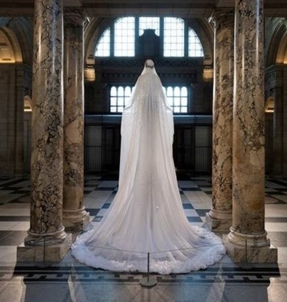 &#x3A4;&#x3BF; V &amp; A Museum &#x3C3;&#x3C4;&#x3CC;&#x3BB;&#x3B9;&#x3C3;&#x3B5; &#x3C6;&#x3CC;&#x3C1;&#x3B5;&#x3BC;&#x3B1; &#x3B1;&#x3BD;&#x3C4;&#x3AF; &#x3B3;&#x3B9;&#x3B1; &#x3C7;&#x3C1;&#x3B9;&#x3C3;&#x3C4;&#x3BF;&#x3C5;&#x3B3;&#x3B5;&#x3BD;&#x3BD;&#x3B9;&#x3AC;&#x3C4;&#x3B9;&#x3BA;&#x3BF; &#x3B4;&#x3AD;&#x3BD;&#x3C4;&#x3C1;&#x3BF;!