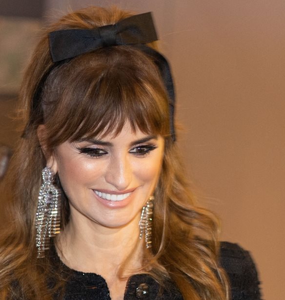 &#x397; Penelope Cruz &#x3BC;&#x3B5; &#x3C4;&#x3BF; &#x3BA;&#x3BF;&#x3BC;&#x3C8;&#x3CC; &#x3C7;&#x3C4;&#x3AD;&#x3BD;&#x3B9;&#x3C3;&#x3BC;&#x3B1; &#x3C0;&#x3BF;&#x3C5; &#x3B1;&#x3BD;&#x3B1;&#x3B4;&#x3B5;&#x3B9;&#x3BA;&#x3BD;&#x3CD;&#x3B5;&#x3B9; &#x3C4;&#x3AD;&#x3BB;&#x3B5;&#x3B9;&#x3B1; &#x3C4;&#x3B1; &#x3BA;&#x3BF;&#x3BD;&#x3C4;&#x3AC; &#x3BC;&#x3B1;&#x3BB;&#x3BB;&#x3B9;&#x3AC;