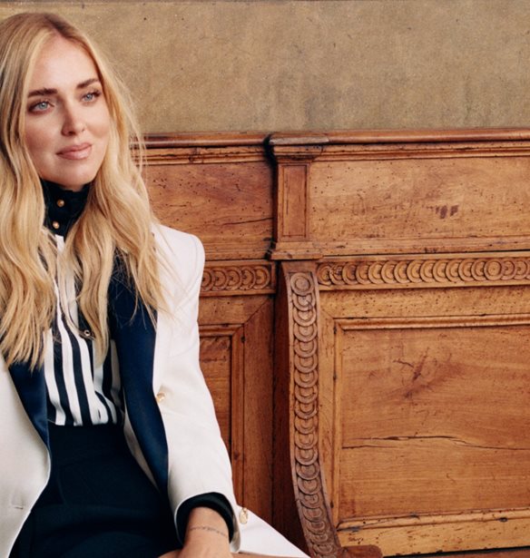 &#x397; Chiara Ferragni &#x3C6;&#x3CC;&#x3C1;&#x3B5;&#x3C3;&#x3B5; &#x3C4;&#x3BF; hair accessory &#x3C0;&#x3BF;&#x3C5; &#x3C6;&#x3BF;&#x3C1;&#x3BF;&#x3CD;&#x3BD; &#x3C4;&#x3CE;&#x3C1;&#x3B1; &#x3CC;&#x3BB;&#x3B5;&#x3C2; &#x3BF;&#x3B9; fashionistas