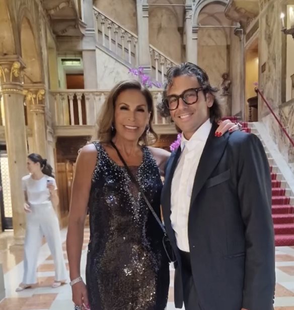 Mouna Ayoub | Η "Αυτοκράτειρα" της Couture αποχαιρετά τα Dior της σε μια δημοπρασία σταθμό