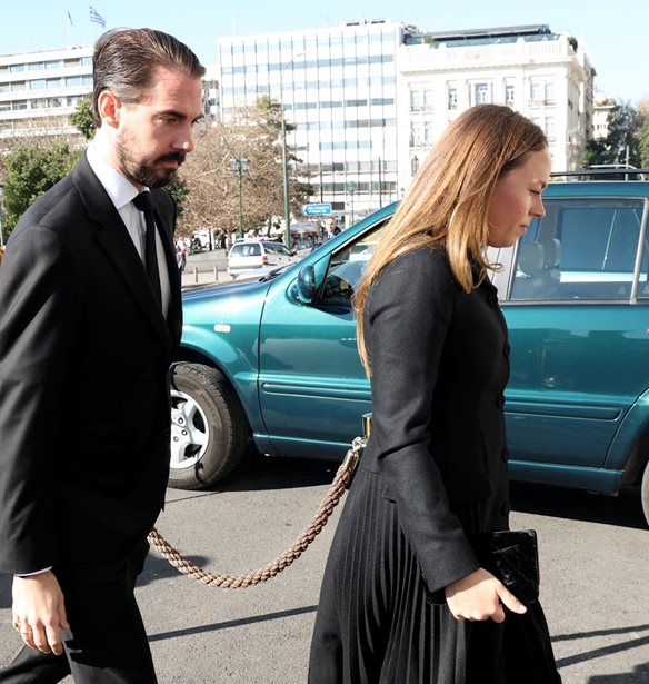 Φίλιππος Ντε Γκρες | Χωρίς τη Nina Flohr σε σπάνια casual βόλτα στην Αθήνα