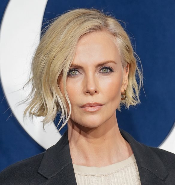 Charlize Theron | &#x397; &#x3C3;&#x3C4;&#x3B9;&#x3BB;&#x3AC;&#x3C4;&#x3B7; &#x3B5;&#x3BC;&#x3C6;&#x3AC;&#x3BD;&#x3B9;&#x3C3;&#x3B7; &#x3BC;&#x3B5; &#x3C4;&#x3B7;&#x3BD; 11&#x3C7;&#x3C1;&#x3BF;&#x3BD;&#x3B7; &#x3BA;&#x3CC;&#x3C1;&#x3B7; &#x3C4;&#x3B7;&#x3C2; &#x3C3;&#x3C4;&#x3B7;&#x3BD; &#x395;&#x3B2;&#x3B4;&#x3BF;&#x3BC;&#x3AC;&#x3B4;&#x3B1; &#x39C;&#x3CC;&#x3B4;&#x3B1;&#x3C2; &#x3C3;&#x3C4;&#x3BF; &#x3A0;&#x3B1;&#x3C1;&#x3AF;&#x3C3;&#x3B9;