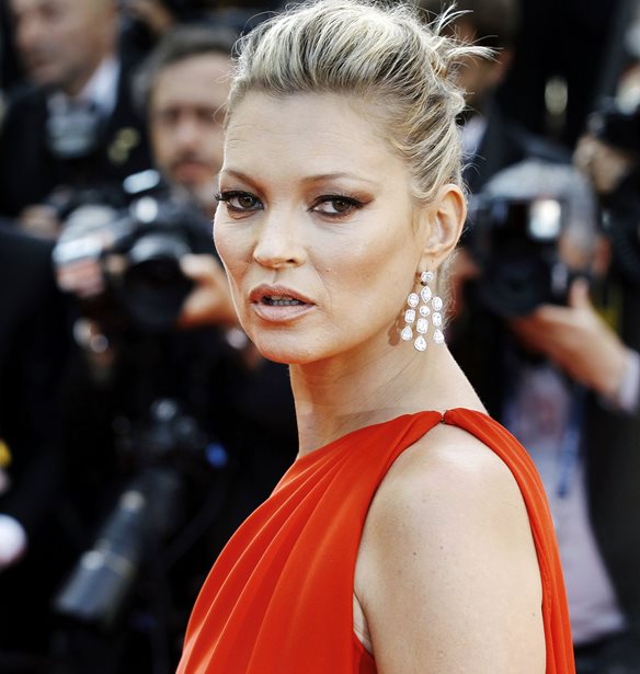 Kate Moss: 10&#x2B;1 iconic &#x3B5;&#x3BC;&#x3C6;&#x3B1;&#x3BD;&#x3AF;&#x3C3;&#x3B5;&#x3B9;&#x3C2; &#x3C4;&#x3B7;&#x3C2; &#x3C0;&#x3BF;&#x3C5; &#x3B5;&#x3C0;&#x3B1;&#x3BD;&#x3B1;&#x3BA;&#x3B1;&#x3B8;&#x3CC;&#x3C1;&#x3B9;&#x3C3;&#x3B1;&#x3BD; &#x3C4;&#x3B7;&#x3BD; &#x3AD;&#x3BD;&#x3BD;&#x3BF;&#x3B9;&#x3B1; &#x3C4;&#x3BF;&#x3C5; &#x3C3;&#x3C4;&#x3C5;&#x3BB;