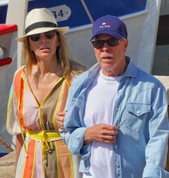 Tommy Hilfiger | &#x3A3;&#x3C4;&#x3B7; &#x39C;&#x3CD;&#x3BA;&#x3BF;&#x3BD;&#x3BF; &#x3B3;&#x3B9;&#x3B1; &#x3B4;&#x3B9;&#x3B1;&#x3BA;&#x3BF;&#x3C0;&#x3AD;&#x3C2; &#x3BC;&#x3B5; &#x3C4;&#x3B7;&#x3BD; &#x3C3;&#x3CD;&#x3B6;&#x3C5;&#x3B3;&#x3CC; &#x3C4;&#x3BF;&#x3C5;, Dee Ocleppo