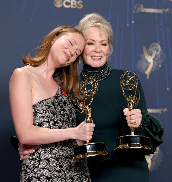 Emmys 2025 | &#x39F;&#x3B9; &#x3BC;&#x3B5;&#x3B3;&#x3AC;&#x3BB;&#x3BF;&#x3B9; &#x3BD;&#x3B9;&#x3BA;&#x3B7;&#x3C4;&#x3AD;&#x3C2; &#x3C4;&#x3B7;&#x3C2; &#x3B2;&#x3C1;&#x3B1;&#x3B4;&#x3B9;&#x3AC;&#x3C2; - &#x3A0;&#x3BF;&#x3B9;&#x3B1; &#x3C3;&#x3B5;&#x3B9;&#x3C1;&#x3AC; &#x3B1;&#x3C0;&#x3AD;&#x3C3;&#x3C0;&#x3B1;&#x3C3;&#x3B5; 13 &#x3B2;&#x3C1;&#x3B1;&#x3B2;&#x3B5;&#x3AF;&#x3B1;;