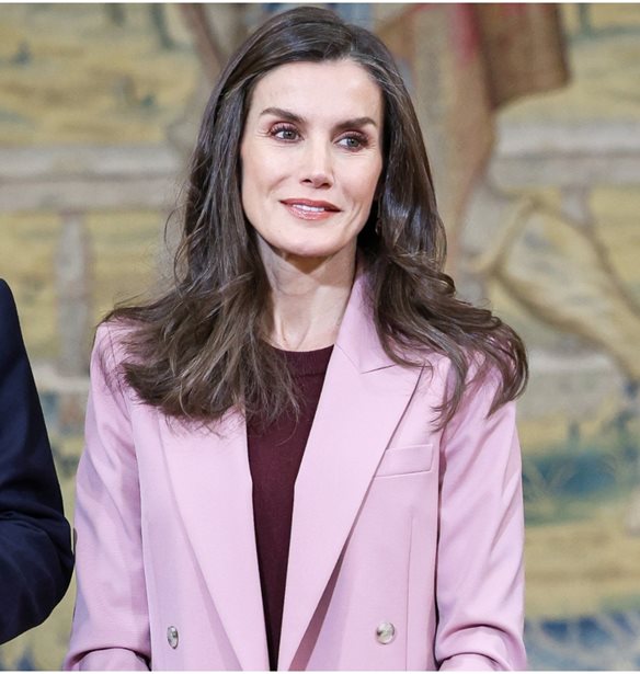 H &#x3B2;&#x3B1;&#x3C3;&#x3AF;&#x3BB;&#x3B9;&#x3C3;&#x3C3;&#x3B1; Letizia &#x3BC;&#x27; &#x3AD;&#x3BD;&#x3B1; &#x3BA;&#x3BF;&#x3C3;&#x3C4;&#x3BF;&#x3CD;&#x3BC;&#x3B9; &#x3C3;&#x3C4;&#x3BF; &#x3C7;&#x3C1;&#x3CE;&#x3BC;&#x3B1; - &#x3C4;&#x3AC;&#x3C3;&#x3B7; &#x3C4;&#x3B7;&#x3C2; &#x3AC;&#x3BD;&#x3BF;&#x3B9;&#x3BE;&#x3B7;&#x3C2; &#x3BA;&#x3B1;&#x3B9; &#x3C0;&#x3BF;&#x3BB;&#x3CD; &#x3BA;&#x3BF;&#x3BC;&#x3C8;&#x3AD;&#x3C2; &#x3B3;&#x3CC;&#x3B2;&#x3B5;&#x3C2;