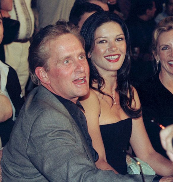 &#x386;&#x3C1;&#x3C9;&#x3BC;&#x3B1; 90s | &#x397; &#x3C3;&#x3C0;&#x3AC;&#x3BD;&#x3B9;&#x3B1; &#x3C6;&#x3C9;&#x3C4;&#x3BF;&#x3B3;&#x3C1;&#x3B1;&#x3C6;&#x3AF;&#x3B1; &#x3C4;&#x3BF;&#x3C5; Michael Douglas &#x3BC;&#x3B5; &#x3C4;&#x3B7;&#x3BD; Catherine Zeta Jones &#x3C0;&#x3C1;&#x3B9;&#x3BD; &#x3B1;&#x3C0;&#x3CC; 26 &#x3C7;&#x3C1;&#x3CC;&#x3BD;&#x3B9;&#x3B1;