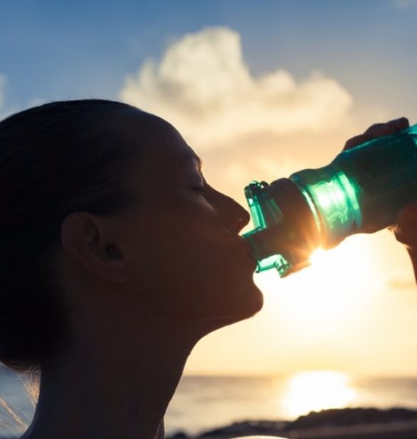 Έξυπνη ιδέα για να πίνεις περισσότερο νερό σε δύο βήματα