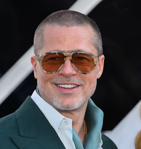 Brad Pitt | &#x39C;&#x3B5; hippie look &#x3C3;&#x3C4;&#x3B9;&#x3C2; &#x3C0;&#x3C1;&#x3CE;&#x3C4;&#x3B5;&#x3C2; &#x3C6;&#x3C9;&#x3C4;&#x3BF;&#x3B3;&#x3B1;&#x3C1;&#x3C6;&#x3AF;&#x3B5;&#x3C2; &#x3B1;&#x3C0;&#x3CC; &#x3C4;&#x3BF; &#x3C3;&#x3B5;&#x3C4; &#x3C4;&#x3BF;&#x3C5; reboot &quot;&#x39C;&#x3B9;&#x3B1; &#x3C6;&#x3BF;&#x3C1;&#x3AC; &#x3BA;&#x3B9; &#x3AD;&#x3BD;&#x3B1;&#x3BD; &#x3BA;&#x3B1;&#x3B9;&#x3C1;&#x3CC; &#x3C3;&#x3C4;&#x3BF; &#x3A7;&#x3CC;&#x3BB;&#x3B9;&#x3B3;&#x3BF;&#x3C5;&#x3BD;&#x3C4;&quot;