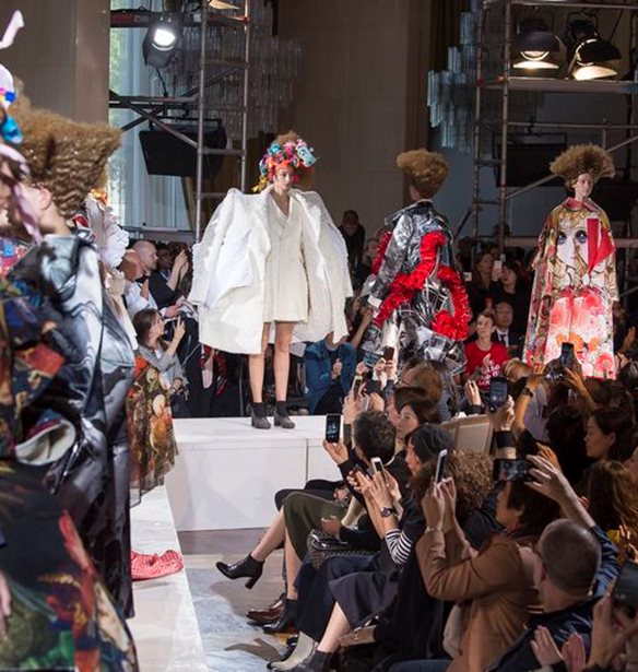 &quot;&#x39C;&#x3CC;&#x3B4;&#x3B1; &#x3BA;&#x3B1;&#x3B9; &#x39A;&#x3B1;&#x3B8;&#x3BF;&#x3BB;&#x3B9;&#x3BA;&#x3AE; &#x3A6;&#x3B1;&#x3BD;&#x3C4;&#x3B1;&#x3C3;&#x3AF;&#x3B1;&quot;: &#x391;&#x3C5;&#x3C4;&#x3CC; &#x3B5;&#x3AF;&#x3BD;&#x3B1;&#x3B9; &#x3C4;&#x3BF; &#x3B8;&#x3AD;&#x3BC;&#x3B1; &#x3C4;&#x3BF;&#x3C5; Met Gala &#x3B3;&#x3B9;&#x3B1; &#x3C4;&#x3BF; 2018