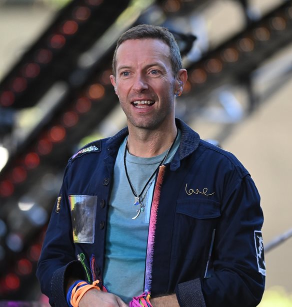 &#x39F; Chris Martin &#x3C3;&#x3B5; &#x3C3;&#x3C0;&#x3AC;&#x3BD;&#x3B9;&#x3B1; &#x3AD;&#x3BE;&#x3BF;&#x3B4;&#x3BF; &#x3BC;&#x3B5;&#x3C4;&#x3AC; &#x3C4;&#x3BF;&#x3BD; &#x3C7;&#x3C9;&#x3C1;&#x3B9;&#x3C3;&#x3BC;&#x3CC; &#x3BC;&#x3B5; &#x3C4;&#x3B7;&#x3BD; Dakota Johnson