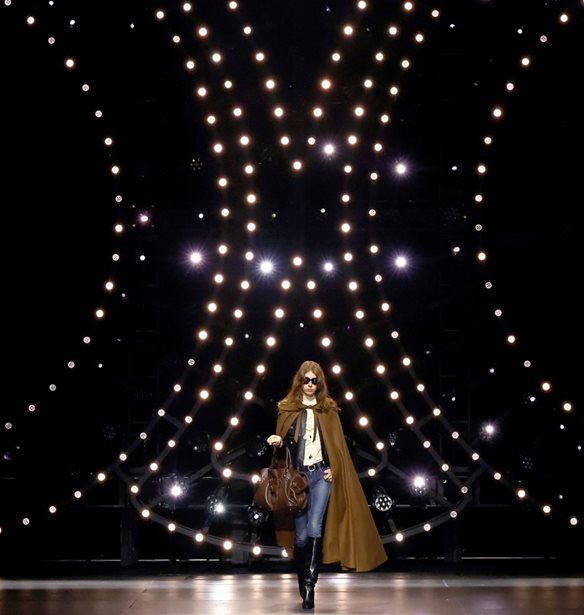 C&#xE9;line Vipiana | &#x397; &#x3B3;&#x3C5;&#x3BD;&#x3B1;&#x3AF;&#x3BA;&#x3B1; &#x3C0;&#x3BF;&#x3C5; &#x3AF;&#x3B4;&#x3C1;&#x3C5;&#x3C3;&#x3B5; &#x3C4;&#x3BF;&#x3BD; &#x3BF;&#x3AF;&#x3BA;&#x3BF;-&#x3C3;&#x3C5;&#x3BD;&#x3CE;&#x3BD;&#x3C5;&#x3BC;&#x3BF; &#x3C4;&#x3B7;&#x3C2; &#x3C0;&#x3B1;&#x3C1;&#x3B9;&#x3B6;&#x3B9;&#x3AC;&#x3BD;&#x3B9;&#x3BA;&#x3B7;&#x3C2; &#x3BA;&#x3BF;&#x3BC;&#x3C8;&#x3CC;&#x3C4;&#x3B7;&#x3C4;&#x3B1;&#x3C2;