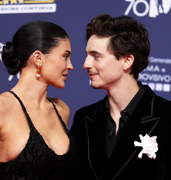 &#x397; Kylie Jenner &#x3BA;&#x3B1;&#x3B9; &#x3BF; Timoth&#xE9;e Chalamet &#x3C0;&#x3C1;&#x3B1;&#x3B3;&#x3BC;&#x3B1;&#x3C4;&#x3BF;&#x3C0;&#x3BF;&#x3B9;&#x3BF;&#x3CD;&#x3BD; &#x3C4;&#x3B7;&#x3BD; &#x3C0;&#x3C1;&#x3CE;&#x3C4;&#x3B7; &#x3C4;&#x3BF;&#x3C5;&#x3C2; red carpet &#x3B5;&#x3BC;&#x3C6;&#x3AC;&#x3BD;&#x3B9;&#x3C3;&#x3B7; &#x3BA;&#x3B1;&#x3B9; &#x3CC;&#x3BB;&#x3BF;&#x3B9; &#x3C3;&#x3C7;&#x3BF;&#x3BB;&#x3B9;&#x3AC;&#x3B6;&#x3BF;&#x3C5;&#x3BD; &#x3C4;&#x3BF; &#x3AF;&#x3B4;&#x3B9;&#x3BF; &#x3C0;&#x3C1;&#x3AC;&#x3B3;&#x3BC;&#x3B1;