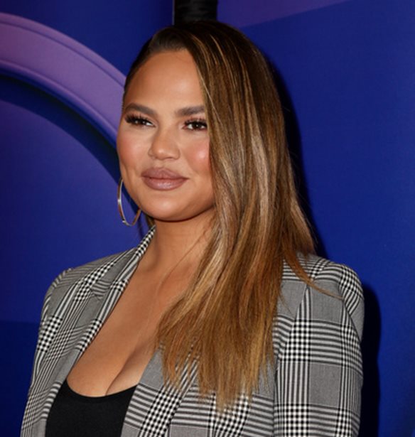 &#x397; Chrissy Teigen &#x3AD;&#x3B2;&#x3B1;&#x3C8;&#x3B5; &#x3C4;&#x3B1; &#x3BC;&#x3B1;&#x3BB;&#x3BB;&#x3B9;&#x3AC; &#x3C4;&#x3B7;&#x3C2; &#x3C1;&#x3BF;&#x3B6;