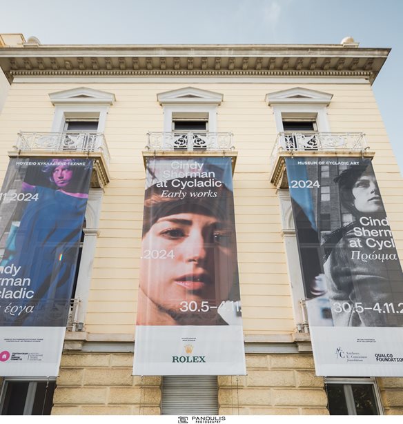 Cindy Sherman at Cycladic: &#x3A0;&#x3C1;&#x3CE;&#x3B9;&#x3BC;&#x3B1; &#x3AD;&#x3C1;&#x3B3;&#x3B1; &#x3C3;&#x3C4;&#x3BF; &#x39C;&#x3BF;&#x3C5;&#x3C3;&#x3B5;&#x3AF;&#x3BF; &#x39A;&#x3C5;&#x3BA;&#x3BB;&#x3B1;&#x3B4;&#x3B9;&#x3BA;&#x3AE;&#x3C2; &#x3A4;&#x3AD;&#x3C7;&#x3BD;&#x3B7;&#x3C2;