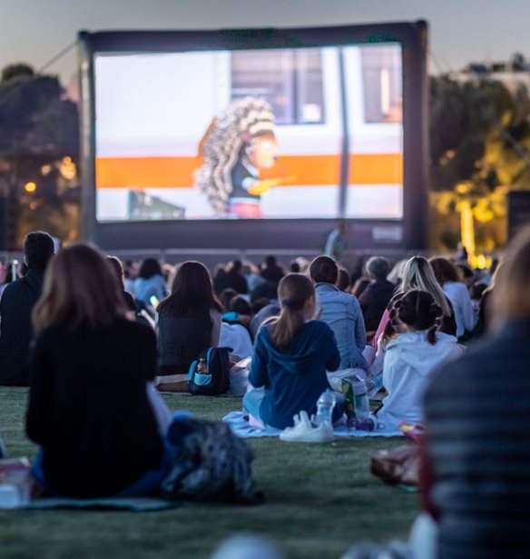 Park your cinema: &#x3BF;&#x3B9; &#x3C5;&#x3C0;&#x3B1;&#x3AF;&#x3B8;&#x3C1;&#x3B9;&#x3B5;&#x3C2; &#x3BA;&#x3B9;&#x3BD;&#x3B7;&#x3BC;&#x3B1;&#x3C4;&#x3BF;&#x3B3;&#x3C1;&#x3B1;&#x3C6;&#x3B9;&#x3BA;&#x3AD;&#x3C2; &#x3C0;&#x3C1;&#x3BF;&#x3B2;&#x3BF;&#x3BB;&#x3AD;&#x3C2; &#x3B5;&#x3C0;&#x3B9;&#x3C3;&#x3C4;&#x3C1;&#x3AD;&#x3C6;&#x3BF;&#x3C5;&#x3BD; &#x3C3;&#x3C4;&#x3BF; &#x3A0;&#x3AC;&#x3C1;&#x3BA;&#x3BF; &#x3A3;&#x3C4;&#x3B1;&#x3CD;&#x3C1;&#x3BF;&#x3C2; &#x39D;&#x3B9;&#x3AC;&#x3C1;&#x3C7;&#x3BF;&#x3C2;