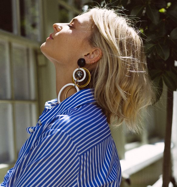 Statement σκουλαρίκια: Πώς θα τα συνδυάσεις για να αναβαθμίσεις το ντύσιμό σου