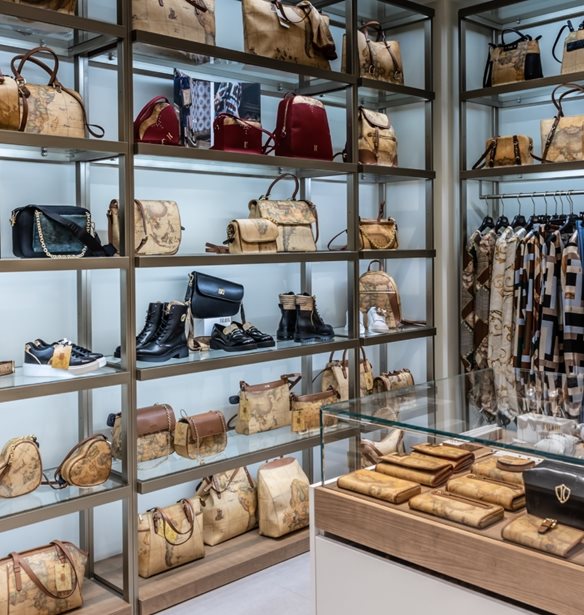 &#x397; &#x3C0;&#x3C1;&#x3CE;&#x3C4;&#x3B7; flagship boutique &#x3C4;&#x3B7;&#x3C2; Alviero Martini 1A Classe &#x3AC;&#x3BD;&#x3BF;&#x3B9;&#x3BE;&#x3B5; &#x3C3;&#x3C4;&#x3BF; &#x3BA;&#x3AD;&#x3BD;&#x3C4;&#x3C1;&#x3BF; &#x3C4;&#x3B7;&#x3C2; &#x391;&#x3B8;&#x3AE;&#x3BD;&#x3B1;&#x3C2; &#x3BA;&#x3B1;&#x3B9; &#x3C3;&#x3B5; &#x3C0;&#x3B5;&#x3C1;&#x3B9;&#x3BC;&#x3AD;&#x3BD;&#x3B5;&#x3B9; &#x3BD;&#x3B1; &#x3C4;&#x3B7;&#x3BD; &#x3B5;&#x3C0;&#x3B9;&#x3C3;&#x3BA;&#x3B5;&#x3C6;&#x3C4;&#x3B5;&#x3AF;&#x3C2;