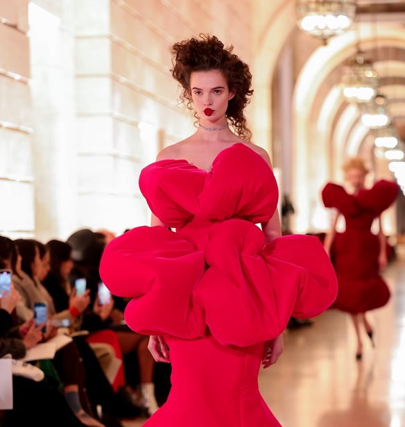 &#x39F;&#x3B9; beauty &#x3C4;&#x3AC;&#x3C3;&#x3B5;&#x3B9;&#x3C2; &#x3C0;&#x3BF;&#x3C5; &#x3AD;&#x3BA;&#x3BB;&#x3B5;&#x3C8;&#x3B1;&#x3BD; &#x3C4;&#x3B7;&#x3BD; &#x3C0;&#x3B1;&#x3C1;&#x3AC;&#x3C3;&#x3C4;&#x3B1;&#x3C3;&#x3B7; &#x3C3;&#x3C4;&#x3BF; fashion show &#x3C4;&#x3BF;&#x3C5; Marc Jacobs