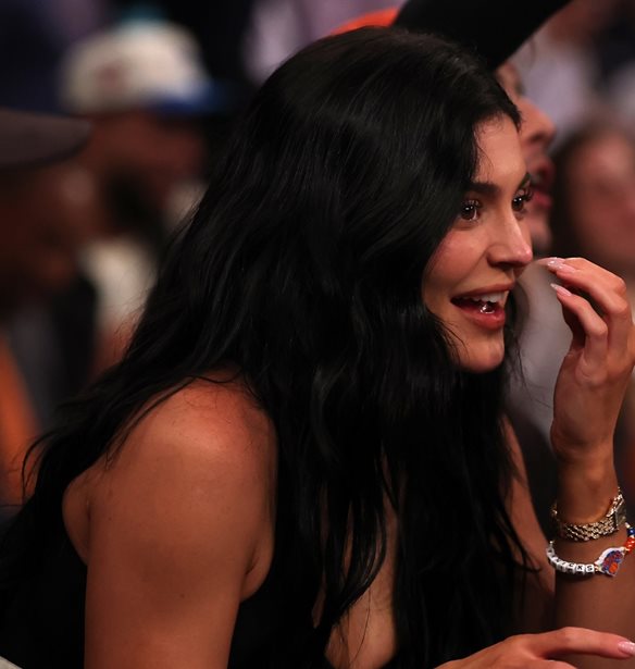 Kylie Jenner | M&#x3AF;&#x3BB;&#x3B7;&#x3C3;&#x3B5; &#x3C0;&#x3B9;&#x3BF; &#x3B1;&#x3BD;&#x3BF;&#x3B9;&#x3C7;&#x3C4;&#x3AC; &#x3B1;&#x3C0;&#x3CC; &#x3C0;&#x3BF;&#x3C4;&#x3AD; &#x3B3;&#x3B9;&#x3B1; &#x3C4;&#x3B7;&#x3BD; &#x3B1;&#x3C5;&#x3BE;&#x3B7;&#x3C4;&#x3B9;&#x3BA;&#x3AE; &#x3B5;&#x3C0;&#x3AD;&#x3BC;&#x3B2;&#x3B1;&#x3C3;&#x3B7; &#x3C3;&#x3C4;&#x3BF; &#x3C3;&#x3C4;&#x3AE;&#x3B8;&#x3BF;&#x3C2; &#x3C4;&#x3B7;&#x3C2;