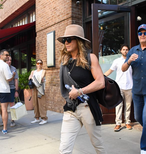 &#x397; Jennifer Aniston &#x3B5;&#x3C0;&#x3B9;&#x3B2;&#x3B5;&#x3B2;&#x3B1;&#x3B9;&#x3CE;&#x3BD;&#x3B5;&#x3B9; &#x3C4;&#x3B7; &#x3C3;&#x3C7;&#x3AD;&#x3C3;&#x3B7; &#x3C4;&#x3B7;&#x3C2; &#x3BC;&#x3B5; &#x3C4;&#x3BF;&#x3BD; Jim Curtis &#x3BC;&#x3B5; &#x3C4;&#x3B7;&#x3BD; &#x3C0;&#x3B9;&#x3BF; &#x3B3;&#x3BB;&#x3C5;&#x3BA;&#x3B9;&#x3AC; &#x3C6;&#x3C9;&#x3C4;&#x3BF;&#x3B3;&#x3C1;&#x3B1;&#x3C6;&#x3AF;&#x3B1;