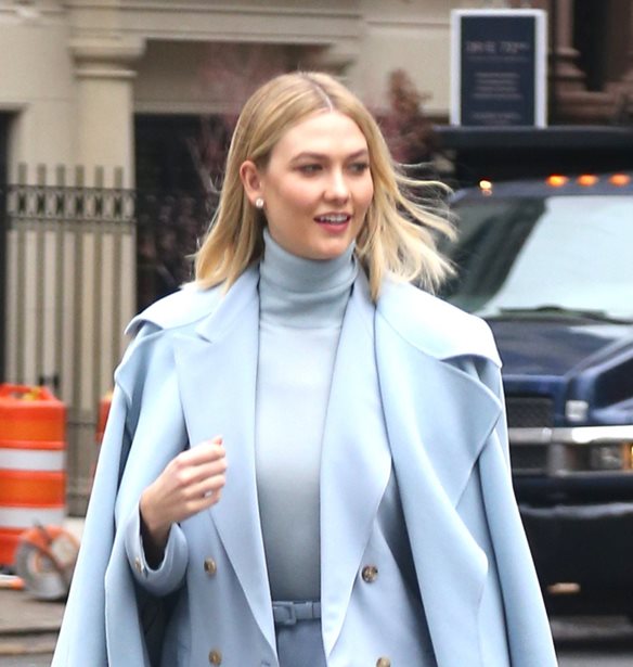 &#x397; Karlie Kloss &#x3BC;&#x3B5; casual look &#x3BA;&#x3B1;&#x3B9; &#x3BC;&#x3AC;&#x3C3;&#x3BA;&#x3B1; Biden-Harris