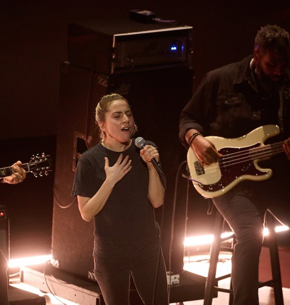 Lady Gaga | &#x397; no make up &#x3B5;&#x3BC;&#x3C6;&#x3AC;&#x3BD;&#x3B9;&#x3C3;&#x3B7; &#x3BC;&#x3B5; T-shirt &#x3BA;&#x3B1;&#x3B9; &#x3C3;&#x3BA;&#x3B9;&#x3C3;&#x3BC;&#x3AD;&#x3BD;&#x3BF; &#x3C4;&#x3B6;&#x3B9;&#x3BD; &#x3C3;&#x3C4;&#x3B1; Oscars 2023