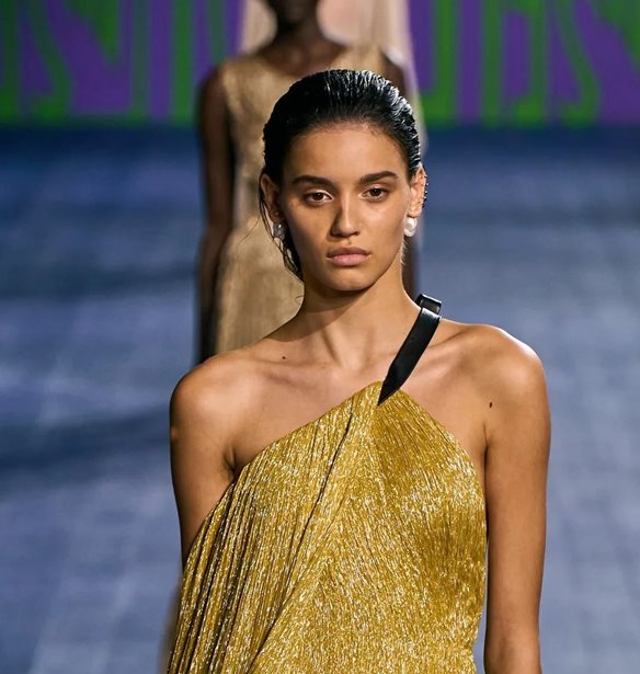 Haute Couture Week | &#x3A4;&#x3B1; 3 &#x3C0;&#x3B9;&#x3BF; &#x3BA;&#x3BF;&#x3BC;&#x3C8;&#x3AC; &#x3C7;&#x3C4;&#x3B5;&#x3BD;&#x3AF;&#x3C3;&#x3BC;&#x3B1;&#x3C4;&#x3B1; &#x3B3;&#x3B9;&#x3B1; &#x3C4;&#x3BF; &#x3BA;&#x3B1;&#x3BB;&#x3BF;&#x3BA;&#x3B1;&#x3AF;&#x3C1;&#x3B9; &#x3CC;&#x3C0;&#x3C9;&#x3C2; &#x3C4;&#x3B1; &#x3B5;&#x3AF;&#x3B4;&#x3B1;&#x3BC;&#x3B5; (&#x3BA;&#x3B1;&#x3B9;) &#x3C3;&#x3C4;&#x3BF; catwalk