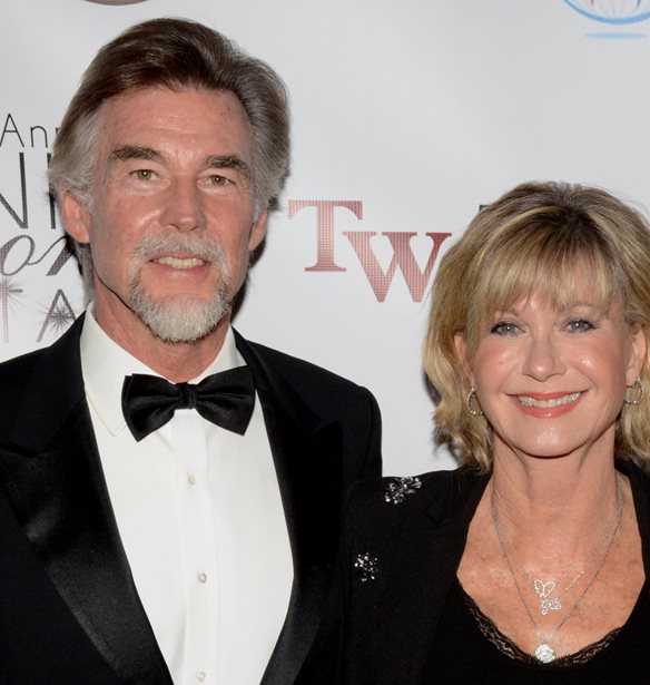 Olivia Newton - John | &#x388;&#x3BD;&#x3B1;&#x3BD; &#x3C7;&#x3C1;&#x3CC;&#x3BD;&#x3BF; &#x3BC;&#x3B5;&#x3C4;&#x3AC; &#x3C4;&#x3BF;&#x3BD; &#x3B8;&#x3AC;&#x3BD;&#x3B1;&#x3C4;&#x3CC; &#x3C4;&#x3B7;&#x3C2;, &#x3BF; &#x3C3;&#x3CD;&#x3B6;&#x3C5;&#x3B3;&#x3CC;&#x3C2; &#x3C4;&#x3B7;&#x3C2; &#x3C4;&#x3B7;&#x3C1;&#x3B5;&#x3AF; &#x3C4;&#x3B7;&#x3BD; &#x3C5;&#x3C0;&#x3CC;&#x3C3;&#x3C7;&#x3B5;&#x3C3;&#x3B7; &#x3C0;&#x3BF;&#x3C5; &#x3B5;&#x3AF;&#x3C7;&#x3B1;&#x3BD; &#x3B4;&#x3CE;&#x3C3;&#x3B5;&#x3B9;