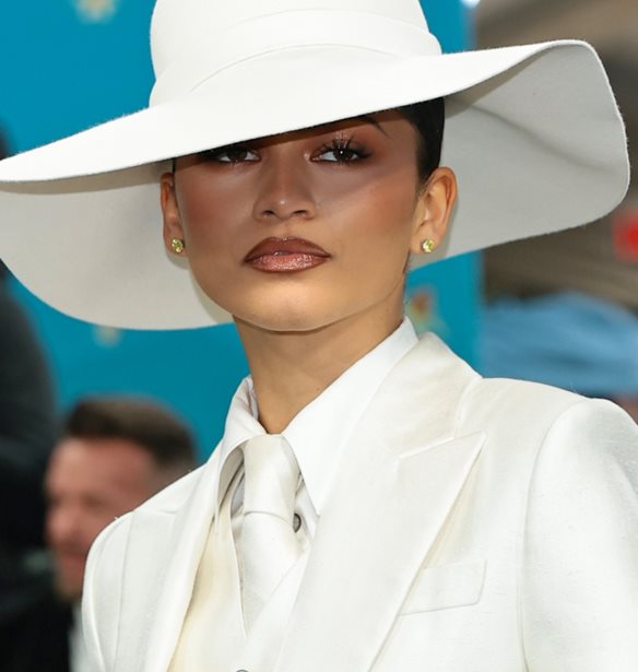Met Gala 2025 | &#x397; Zendaya &#x3B5;&#x3BC;&#x3C0;&#x3BD;&#x3B5;&#x3CD;&#x3C3;&#x3C4;&#x3B7;&#x3BA;&#x3B5; &#x3B1;&#x3C0;&#x3CC; &#x3C4;&#x3BF; &#x3BD;&#x3C5;&#x3C6;&#x3B9;&#x3BA;&#x3CC; look &#x3C4;&#x3B7;&#x3C2; Bianca Jagger &#x3C3;&#x3C4;&#x3B1; &#x27;70s