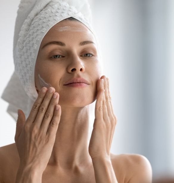 Ο ενυδατικός ορός με υαλουρονικό που προστατεύει τον επιδερμιδικό φραγμό