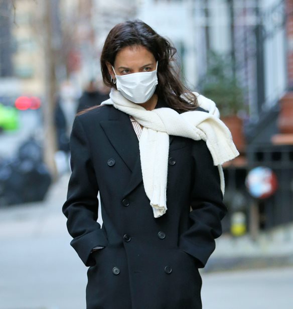 Η Katie Holmes επεναφέρει την πιο αμφιλεγόμενη τάση στο footwear