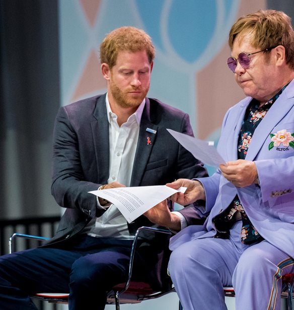 &#x39F; &#x3C0;&#x3C1;&#x3AF;&#x3B3;&#x3BA;&#x3B9;&#x3C0;&#x3B1;&#x3C2; Harry &#x3BA;&#x3B1;&#x3B9; &#x3BF; Elton John &#x3AD;&#x3BD;&#x3C9;&#x3C3;&#x3B1;&#x3BD; &#x3C4;&#x3B9;&#x3C2; &#x3B4;&#x3C5;&#x3BD;&#x3AC;&#x3BC;&#x3B5;&#x3B9;&#x3C2; &#x3C4;&#x3BF;&#x3C5;&#x3C2; &#x3C3;&#x3C4;&#x3B7; &#x3BC;&#x3B5;&#x3B3;&#x3B1;&#x3BB;&#x3CD;&#x3C4;&#x3B5;&#x3C1;&#x3B7; &#x3B1;&#x3B3;&#x3C9;&#x3B3;&#x3AE; &#x3C0;&#x3BF;&#x3C5; &#x3AD;&#x3B3;&#x3B9;&#x3BD;&#x3B5; &#x3C0;&#x3BF;&#x3C4;&#x3AD; &#x3B5;&#x3BD;&#x3B1;&#x3BD;&#x3C4;&#x3AF;&#x3BF;&#x3BD; &#x3C4;&#x3B7;&#x3C2; Daily Mail