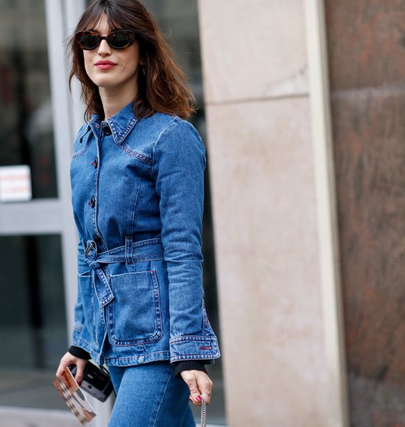 Πώς να φορέσω το τζιν στο σπίτι; Τα fashion girls σού δίνουν έμπνευση