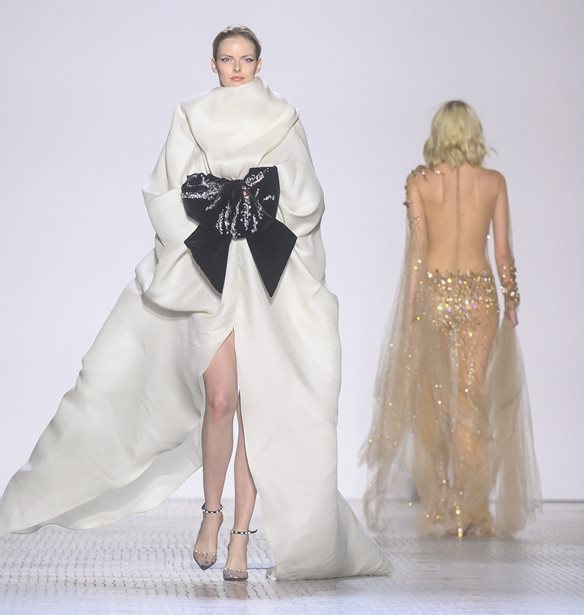 &quot;Lights, Camera, Sizzle | &#x397; Celia Kritharioti &#x3C0;&#x3B1;&#x3C1;&#x3BF;&#x3C5;&#x3C3;&#x3AF;&#x3B1;&#x3C3;&#x3B5; &#x3C4;&#x3B7;&#x3BD; Couture &#x3C3;&#x3C5;&#x3BB;&#x3BB;&#x3BF;&#x3B3;&#x3AE; &#x3C4;&#x3B7;&#x3C2; &#x3C3;&#x3C4;&#x3BF; &#x3A0;&#x3B1;&#x3C1;&#x3AF;&#x3C3;&#x3B9;
