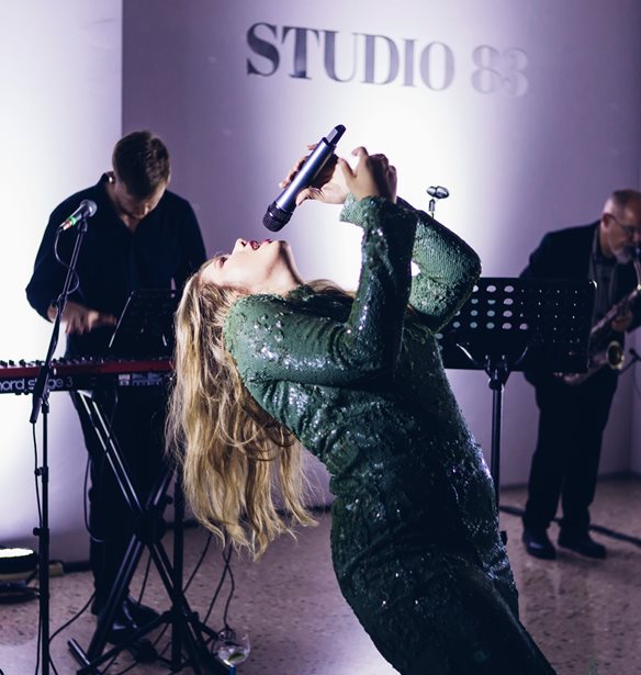 Studio 83 | &#x3A4;&#x3BF; &#x3B1;&#x3BD;&#x3B5;&#x3C1;&#x3C7;&#x3CC;&#x3BC;&#x3B5;&#x3BD;&#x3BF; &#x3B5;&#x3BB;&#x3BB;&#x3B7;&#x3BD;&#x3B9;&#x3BA;&#x3CC; brand &#x3C0;&#x3B1;&#x3C1;&#x3BF;&#x3C5;&#x3C3;&#x3AF;&#x3B1;&#x3C3;&#x3B5; &#x3C4;&#x3B7; Festive Edition &#x3C3;&#x3C5;&#x3BB;&#x3BB;&#x3BF;&#x3B3;&#x3AE; &#x3C4;&#x3BF;&#x3C5;