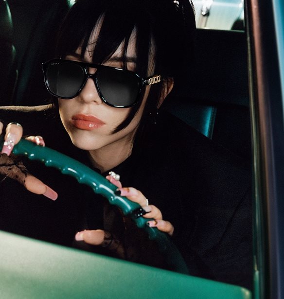 &#x397; Billie Eilish &#x3B5;&#x3AF;&#x3BD;&#x3B1;&#x3B9; &#x3C4;&#x3BF; &#x3C0;&#x3C1;&#x3CC;&#x3C3;&#x3C9;&#x3C0;&#x3BF; &#x3C4;&#x3B7;&#x3C2; &#x3BD;&#x3AD;&#x3B1;&#x3C2; eyewear &#x3BA;&#x3B1;&#x3BC;&#x3C0;&#x3AC;&#x3BD;&#x3B9;&#x3B1;&#x3C2; Gucci