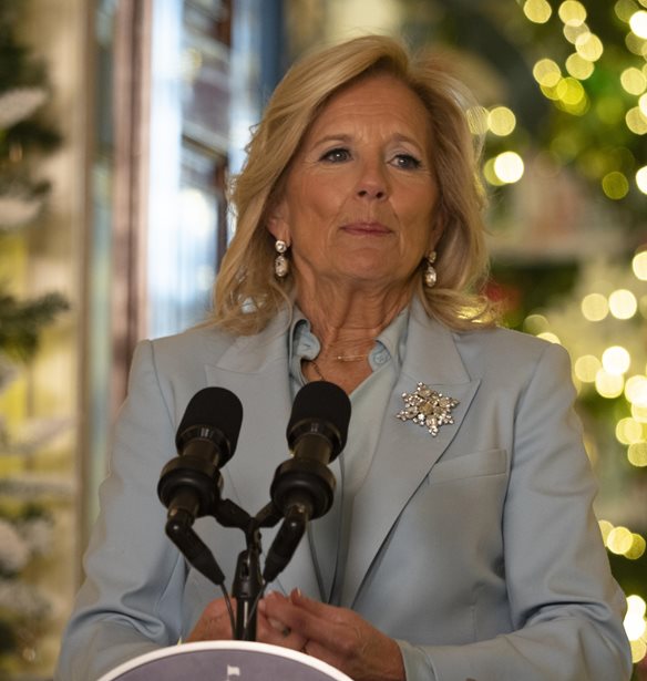 Jill Biden | &#x397; &#x3B5;&#x3BD;&#x3C4;&#x3C5;&#x3C0;&#x3C9;&#x3C3;&#x3B9;&#x3B1;&#x3BA;&#x3AE; &#x3B5;&#x3BC;&#x3C6;&#x3AC;&#x3BD;&#x3B9;&#x3C3;&#x3B7; &#x3BC;&#x3B5; &#x3BA;&#x3BF;&#x3C3;&#x3C4;&#x3BF;&#x3CD;&#x3BC;&#x3B9; &#x3C3;&#x3C4;&#x3BF; show &#x3C4;&#x3BF;&#x3C5; Ralph Lauren