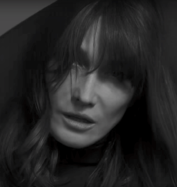 H Carla Bruni &#x3B5;&#x3C1;&#x3BC;&#x3B7;&#x3BD;&#x3B5;&#x3CD;&#x3B5;&#x3B9; Rolling Stones &#x3CC;&#x3C3;&#x3BF; &#x3C0;&#x3B9;&#x3BF; &#xE0; la fran&#xE7;aise &#x3B3;&#x3AF;&#x3BD;&#x3B5;&#x3C4;&#x3B1;&#x3B9;
