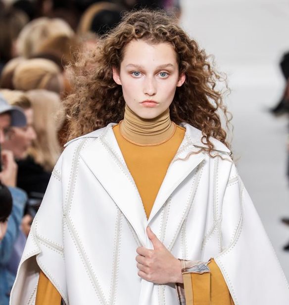 Phoebe Philo: &#x3A6;&#x3B5;&#x3CD;&#x3B3;&#x3B5;&#x3B9; &#x3B1;&#x3C0;&#x3CC; &#x3C4;&#x3BF;&#x3BD; &#x3BF;&#x3AF;&#x3BA;&#x3BF; C&#xE9;line;