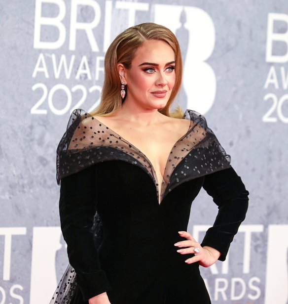 Adele | &#x393;&#x3B9;&#x3B1;&#x3C4;&#x3AF; &#x3B1;&#x3BD;&#x3C5;&#x3C0;&#x3BF;&#x3BC;&#x3BF;&#x3BD;&#x3B5;&#x3AF; &#x3BD;&#x3B1; &#x3C6;&#x3C4;&#x3AC;&#x3C3;&#x3B5;&#x3B9; 60 &#x3C7;&#x3C1;&#x3BF;&#x3BD;&#x3CE;&#x3BD;;