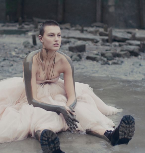 Alexander McQueen | &#x394;&#x3B5;&#x3C2; &#x3C4;&#x3BF; &#x3B2;&#x3AF;&#x3BD;&#x3C4;&#x3B5;&#x3BF; &#x3B3;&#x3B9;&#x3B1; &#x3C4;&#x3B7;&#x3BD; &#x3C0;&#x3B1;&#x3C1;&#x3BF;&#x3C5;&#x3C3;&#x3AF;&#x3B1;&#x3C3;&#x3B7; &#x3C4;&#x3B7;&#x3C2; &#x3C3;&#x3C5;&#x3BB;&#x3BB;&#x3BF;&#x3B3;&#x3AE;&#x3C2; S/S 2021