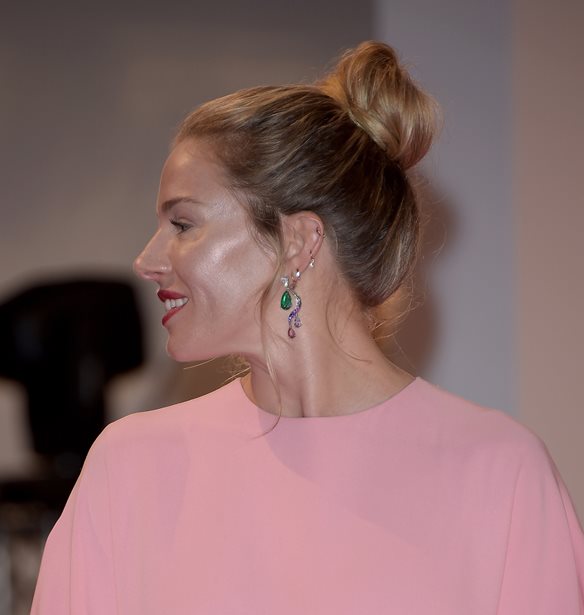 &#x3A4;&#x3BF; messy bun &#x3B5;&#x3AF;&#x3BD;&#x3B1;&#x3B9; &#x3C3;&#x3AF;&#x3B3;&#x3BF;&#x3C5;&#x3C1;&#x3B1; &#x3C4;&#x3BF; &#x3C7;&#x3C4;&#x3AD;&#x3BD;&#x3B9;&#x3C3;&#x3BC;&#x3B1; &#x3C4;&#x3BF;&#x3C5; &#x3BA;&#x3B1;&#x3BB;&#x3BF;&#x3BA;&#x3B1;&#x3B9;&#x3C1;&#x3B9;&#x3BF;&#x3CD; - 5 &#x3BA;&#x3BF;&#x3BC;&#x3C8;&#x3AD;&#x3C2; celebrities &#x3C0;&#x3BF;&#x3C5; &#x3C4;&#x3BF; &#x3B1;&#x3C0;&#x3BF;&#x3B4;&#x3B5;&#x3B9;&#x3BA;&#x3BD;&#x3CD;&#x3BF;&#x3C5;&#x3BD;