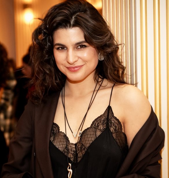 Η Δανάη Παππά σε Christmas party στο Σύνταγμα με lingerie βελούδινο φόρεμα